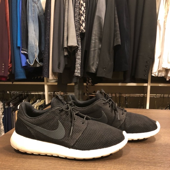 Nike Shoes - Nike tennis shoes